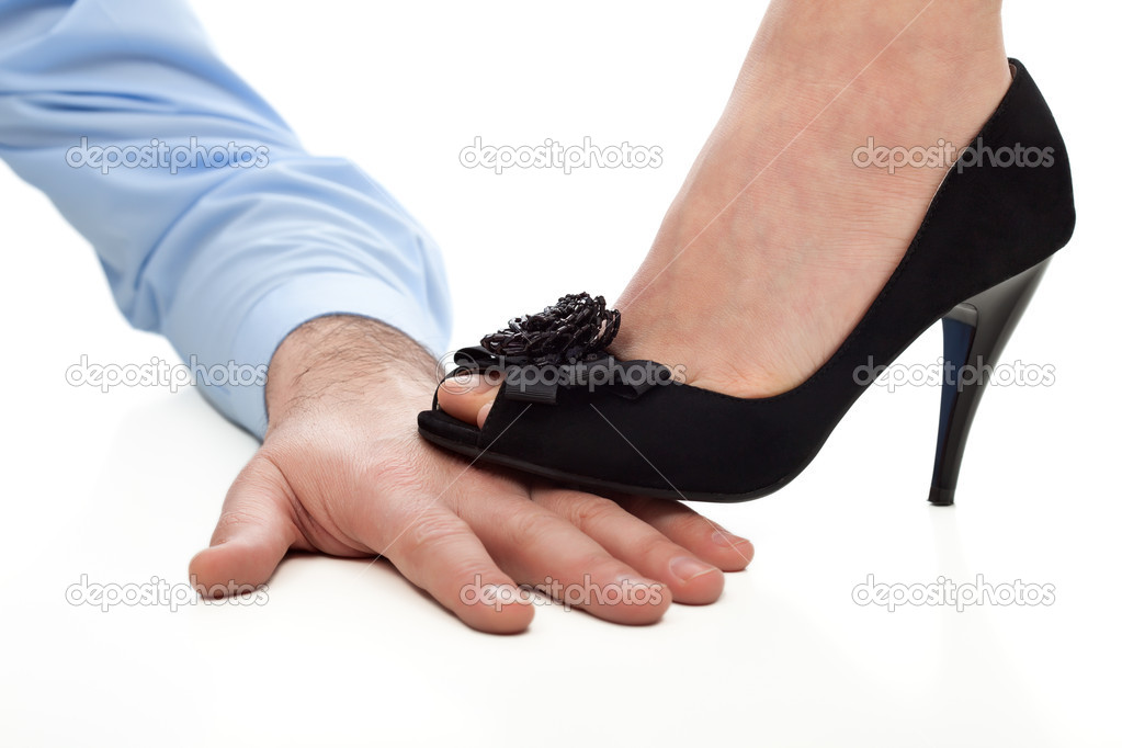 обувь мужская и женская. парень наступает на ноги девушке. случайно наступил на ногу. девушка наступила на мужчину. наступили на ногу каблуком.