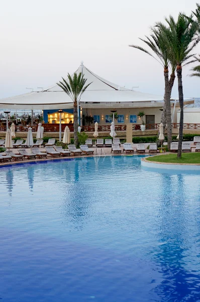 Resort swimming pool and gazebo — Stock Photo, Image