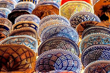 el yapımı Tunus süslü tabaklar