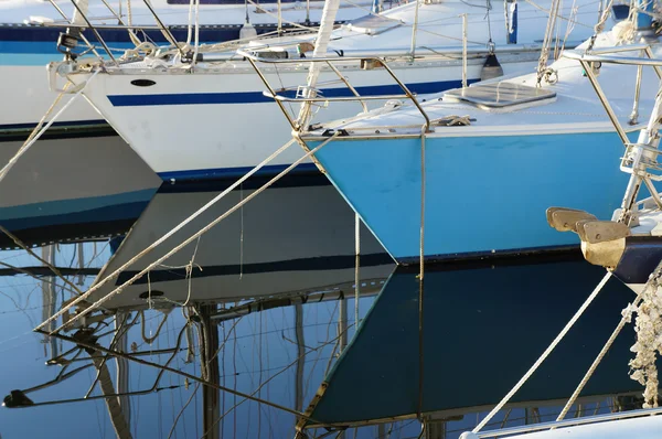 Proa de barcos en el muelle —  Fotos de Stock