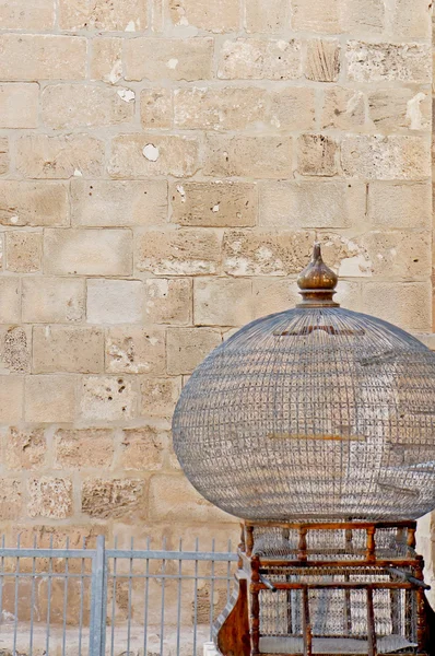 Grande cage à oiseaux dans la médina de Sousse — Photo