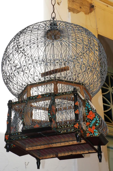 Gaiola de pássaros decorada em um bazar tunisiano — Fotografia de Stock
