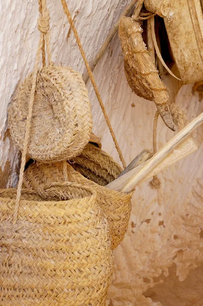 Cesti di paglia e utensili in legno — Foto Stock