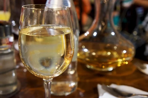 Bir bardak beyaz şarap