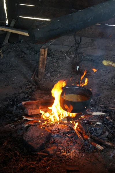 Чёрный горшок в огне — стоковое фото