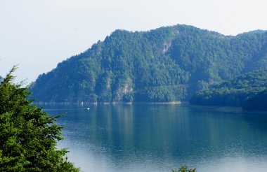 Romanya'nın fagaras dağlarında vidraru Gölü