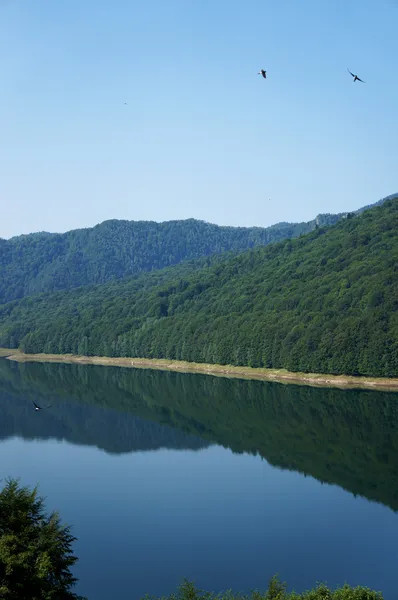 El lago Vidraru en las montañas Fagaras de Rumania — Foto de Stock