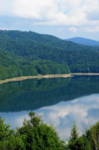 Het vidraru-meer in fagaras bergen van Roemenië — Stockfoto