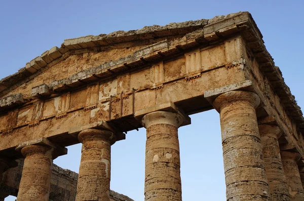 Fronton řeckého chrámu Segestě na Sicílii. — Stock fotografie