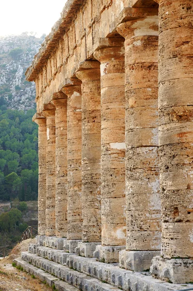 The monumental colonnade of the greek temple of Segesta in Sicily — Stock Photo, Image