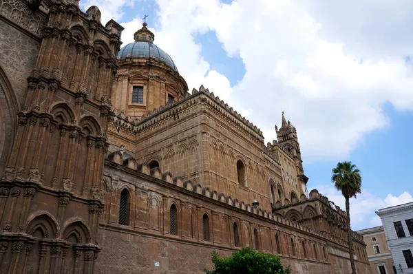 Внешний вид кафедрального собора Палермо на Сицилии — стоковое фото