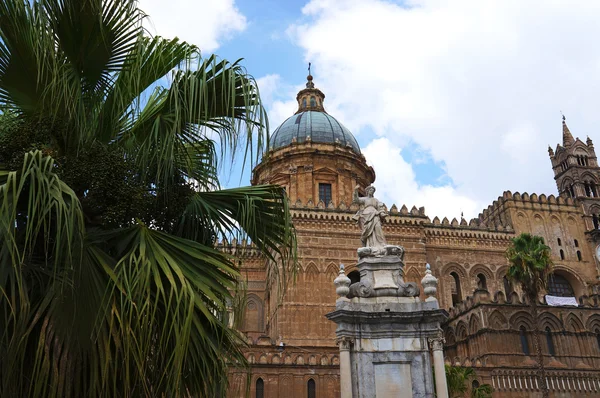 Vista externa da Catedral de Palermo, na Sicília — Fotografia de Stock