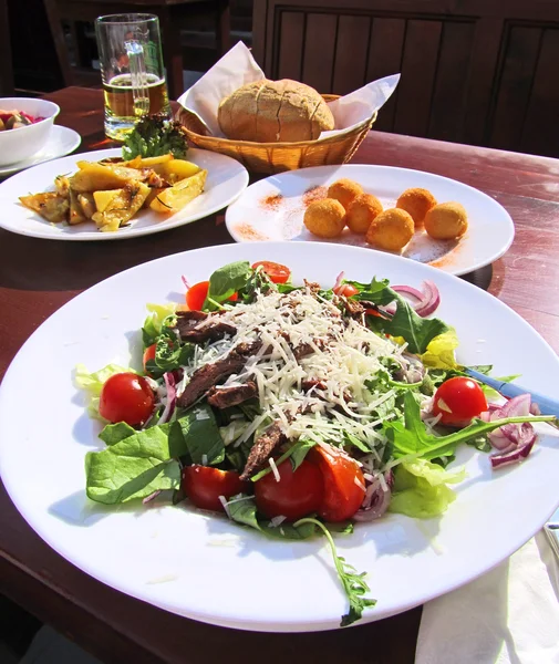 ahşap bir masa üzerinde renkli yemekleri