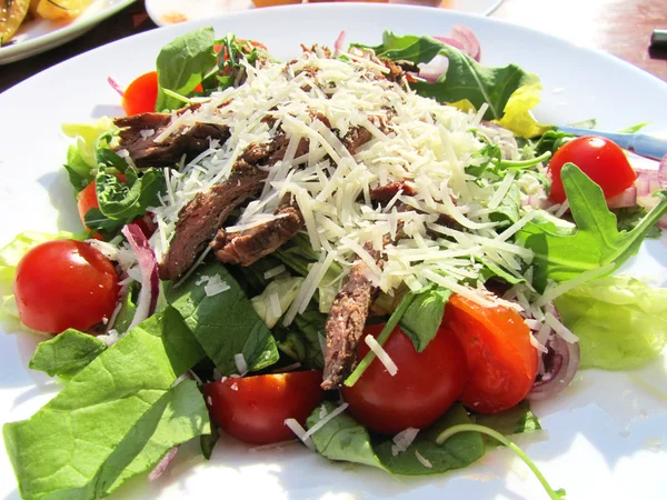 Salada de carne com legumes — Fotografia de Stock