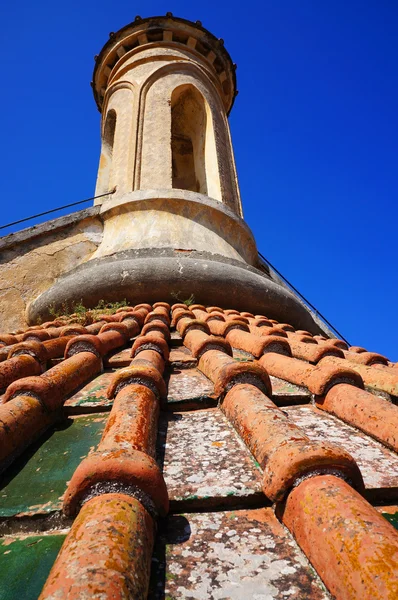 Edifício de telhado com torre — Fotografia de Stock