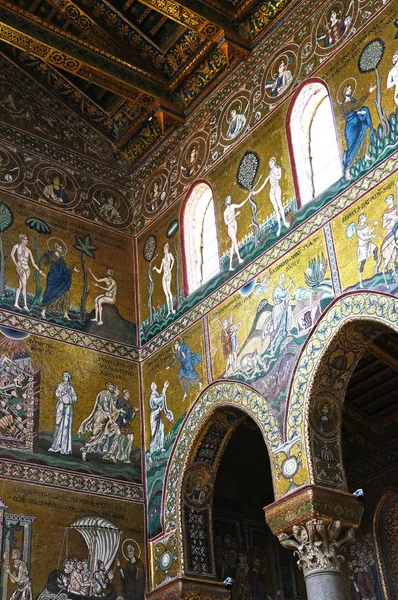 Interiors of the Monreale Cathedral in Sicily — Stock Photo, Image