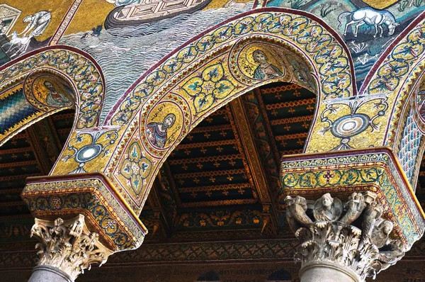 Оформлені арку в Кафедральному соборі Монреалі в Сицилії — стокове фото