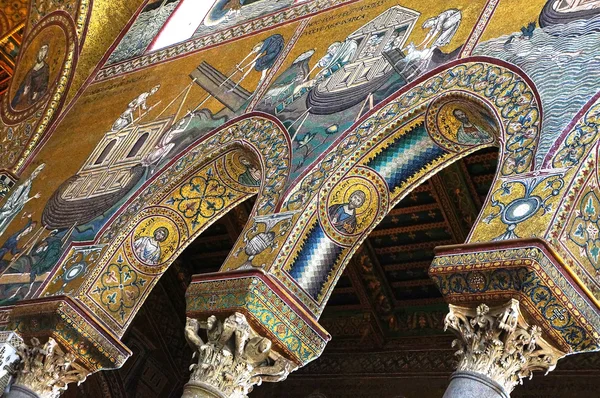 Interiores da Catedral de Monreale na Sicília Imagens De Bancos De Imagens Sem Royalties