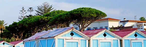 Cabanas de madeira na praia de Mondello de Palermo, na Sicília — Fotografia de Stock