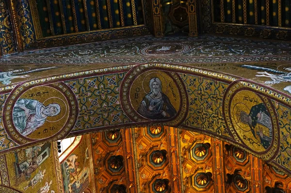 Interiors of the Monreale Cathedral in Sicily — Stock Photo, Image