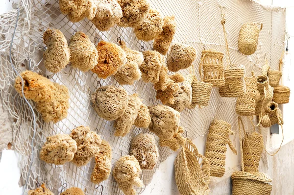 rustik bir duvara doğal süngerler