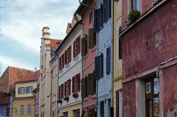 Coloridas fachadas en el centro histórico de Sibiu en Rumania —  Fotos de Stock