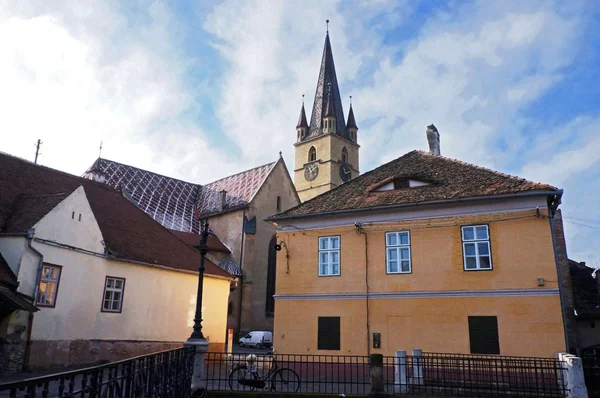 Perspektivního zkreslení Sibiu v Rumunsku — Stock fotografie