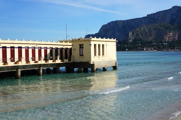 Edificio sobre el agua en la playa de Mondello, Palermo Sicilia —  Fotos de Stock