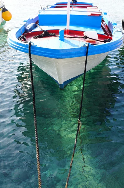 Barco de pesca amarrado en mar cristalino —  Fotos de Stock