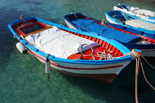 Barcos pesqueros de madera sobre aguas cristalinas —  Fotos de Stock