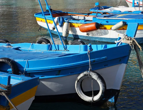Kolorowe rybackich łodzi zacumowanej na krystalicznie czyste morze — Zdjęcie stockowe