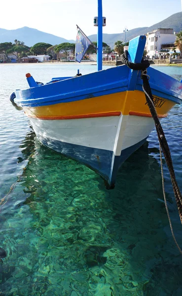 Barco de pesca amarillo en el mar cristalino —  Fotos de Stock