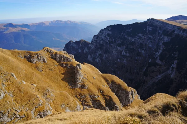 Reggelikor csodálatos a kilátás a romániai Bucsecs-hegység — Stock Fotó