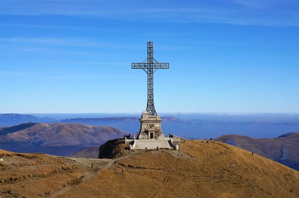 Bucegi Mountains with heroes steel monument — Stock Photo, Image