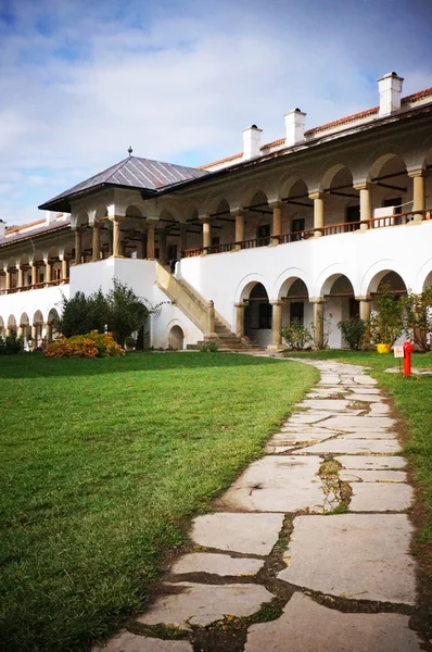 Courtyard i polovragi klostret i Rumänien — Stockfoto