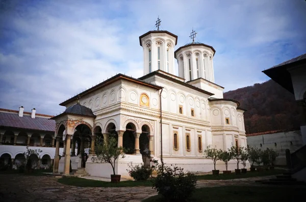 Polovragi kloster i Rumänien Royaltyfria Stockbilder