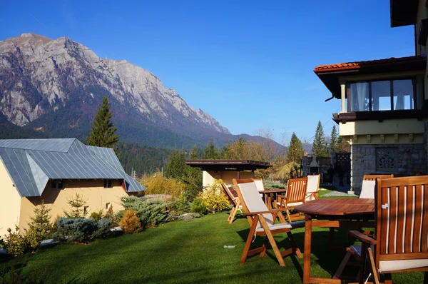 Berghütte mit schönem Panorama — Stockfoto