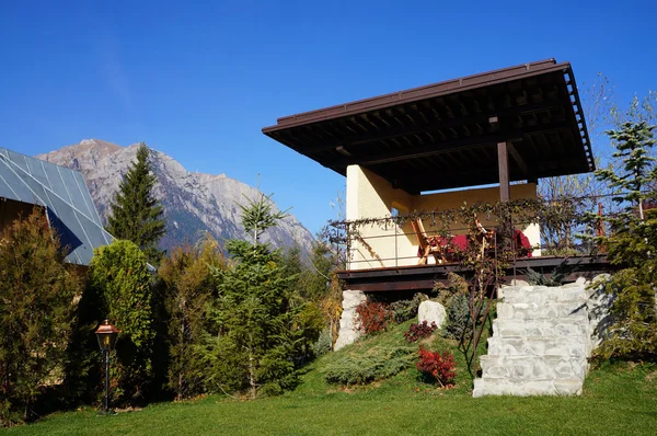 Chalet con montaña en el fondo — Foto de Stock