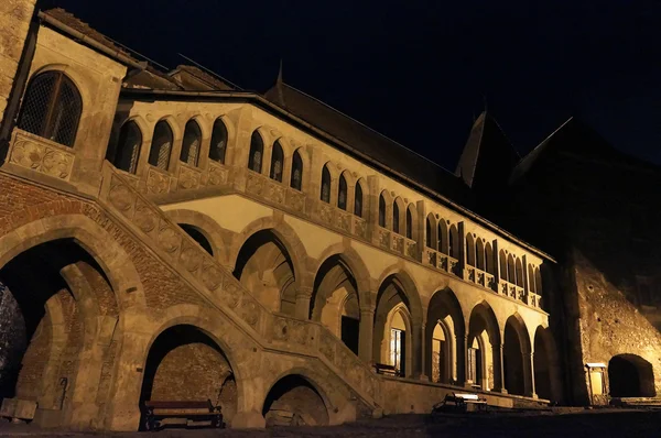 O pátio do Castelo Corvin de Hunedoara, na Roménia — Fotografia de Stock