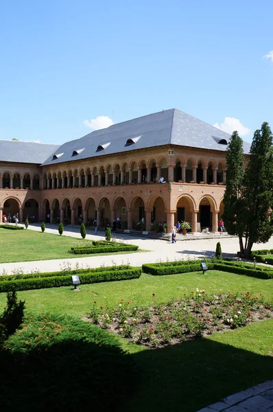 Na dziedzińcu pałacu mogosaia w Rumunii — Zdjęcie stockowe