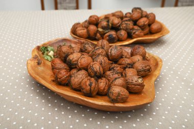 Kabuklu taze ceviz ve ahşap kasede su damlaları. Ceviz ayrıntıları