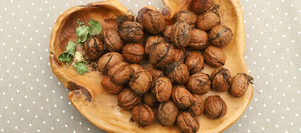Fresh Harvest Walnuts Shells Water Drops Wooden Bowl Walnuts Details — Stock Photo, Image
