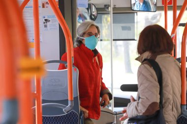 Bulgaristan 'ın Sofya kentinde 01 Kasım 2021' de toplu taşımacılık (otobüs) sürerken insanlar koruyucu maske takıyor