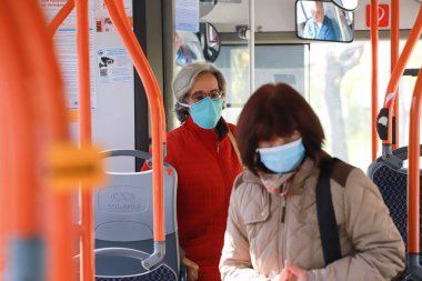 Bulgaristan 'ın Sofya kentinde 01 Kasım 2021' de toplu taşımacılık (otobüs) sürerken insanlar koruyucu maske takıyor