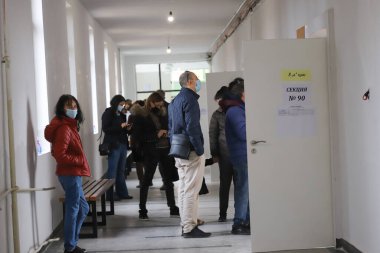 Bulgaristan 'da bu yıl yapılacak üçüncü parlamento seçimleri için sandıklar açılıyor ve Bulgaristan' ın başkenti Sofya 'da 14 Nisan 2021' de yapılacak 1 seçimlerde 2 oy kullanılacak.