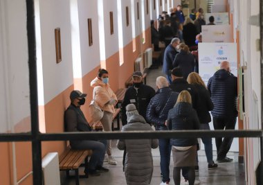 Bulgaristan 'da bu yıl yapılacak üçüncü parlamento seçimleri için sandıklar açılıyor ve Bulgaristan' ın başkenti Sofya 'da 14 Nisan 2021' de yapılacak 1 seçimlerde 2 oy kullanılacak.