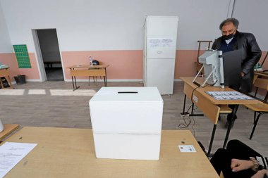 Seçim günü boş sandık merkezlerinde yaşayan bekar insanlar 21 Ocak 2021 'de Bulgaristan' ın başkenti Sofya 'da cumhurbaşkanlığına oy veriyorlar.