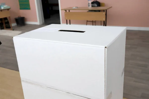 選挙日の投票所の投票箱を封印した — ストック写真