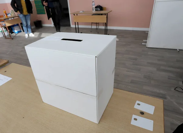 选举当日投票站内的密封投票箱 — 图库照片