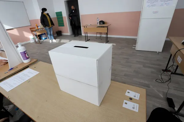 2021年11月21日ブルガリア ソフィアの大統領選挙に投票する空の投票所での投票日の独身者 — ストック写真